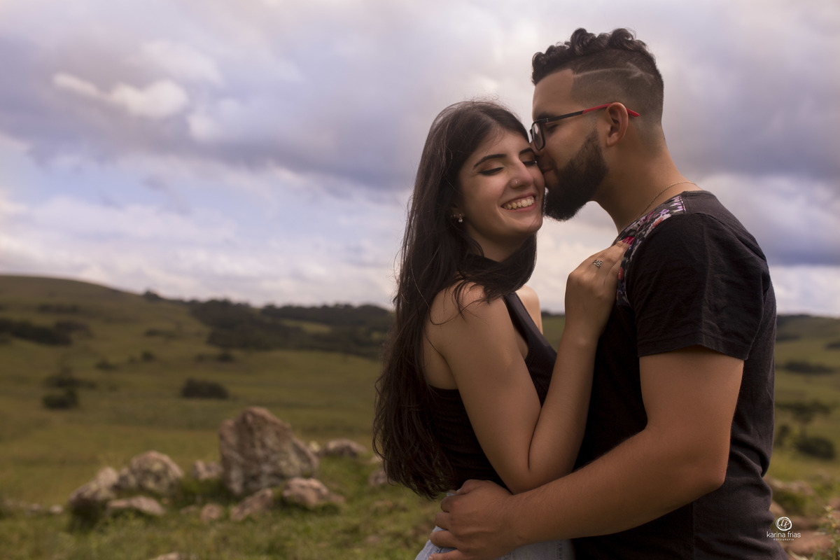 o noivo cochicha para a noiva no ensaio pre wedding