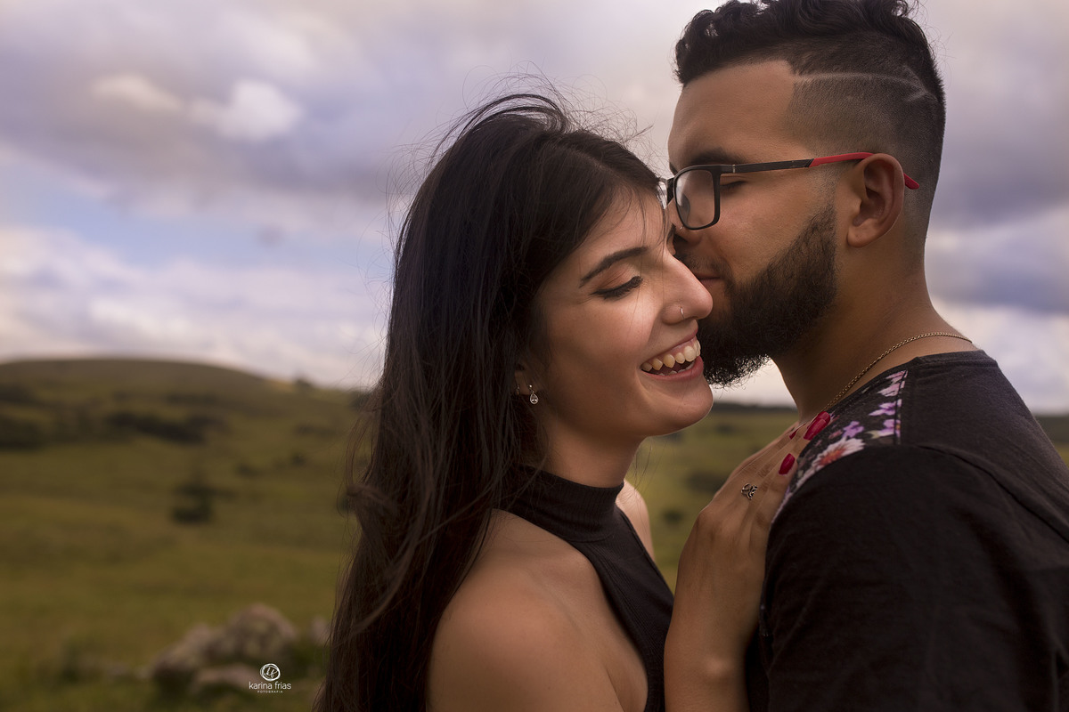 o casal sorri para a fotografa de familia de caxias do sul-rs, karina frias