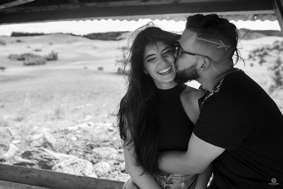 o noivo beija a noiva