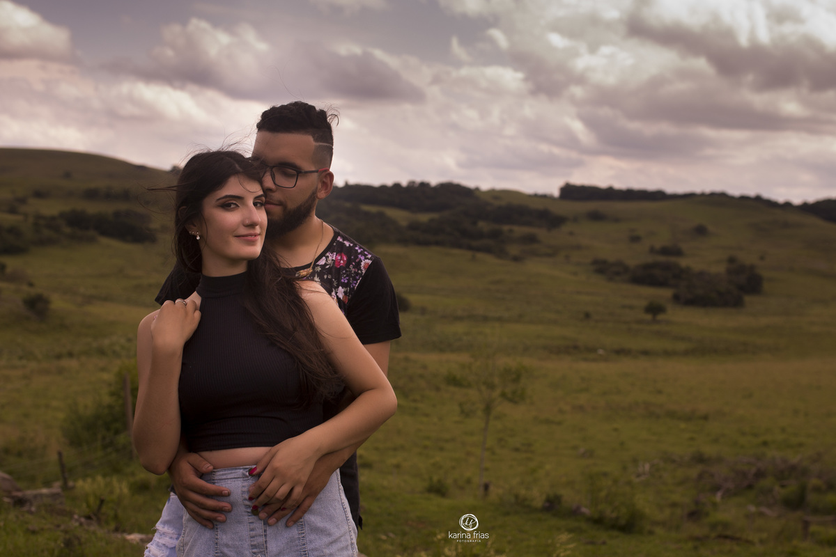 a noiva olha para a lente da fotografa de familia de caxias do sul-rs