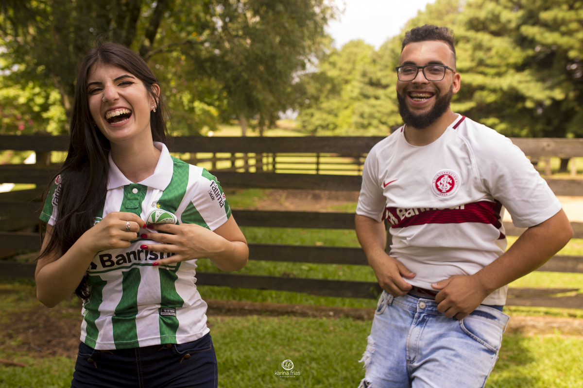 o casal se diverte usando as camisas de times