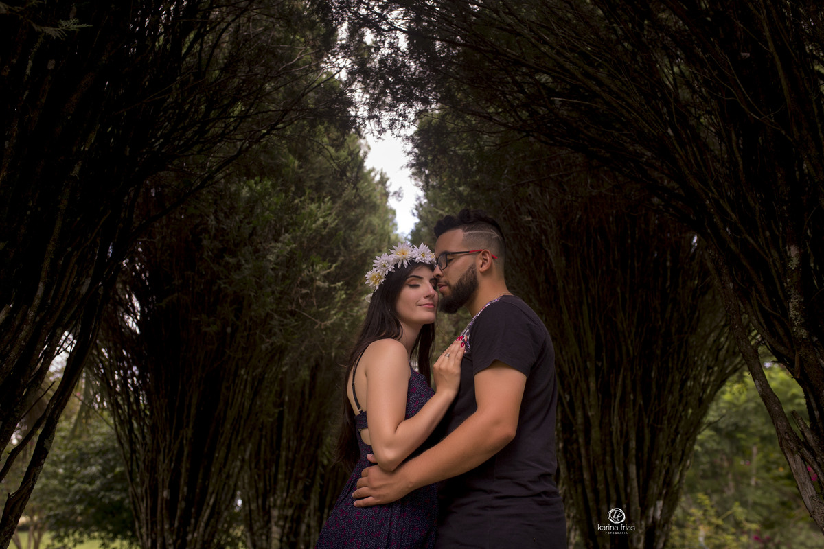 o casal se abraça em ensaio externo