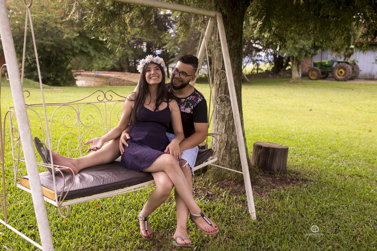 o casal se balança na namoradeira