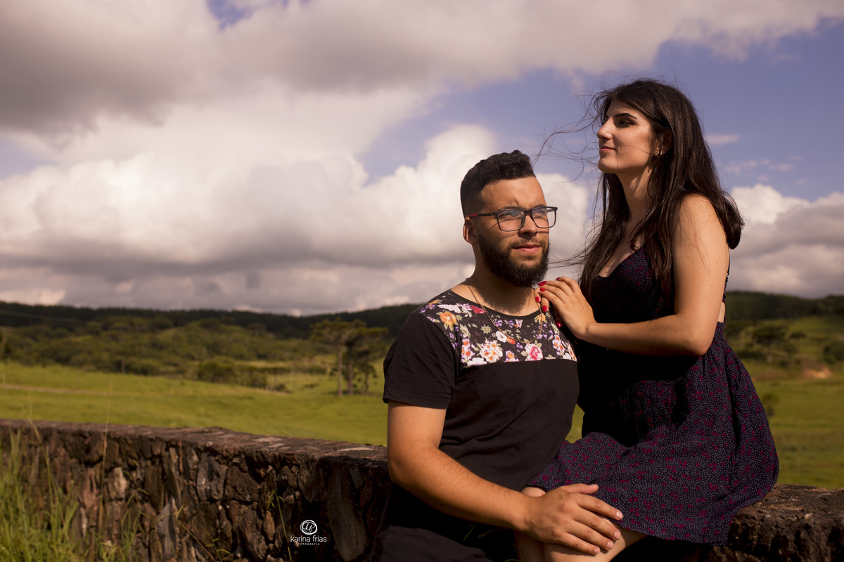 os noivos contemplam a paisagem durante ensaio externo de casal