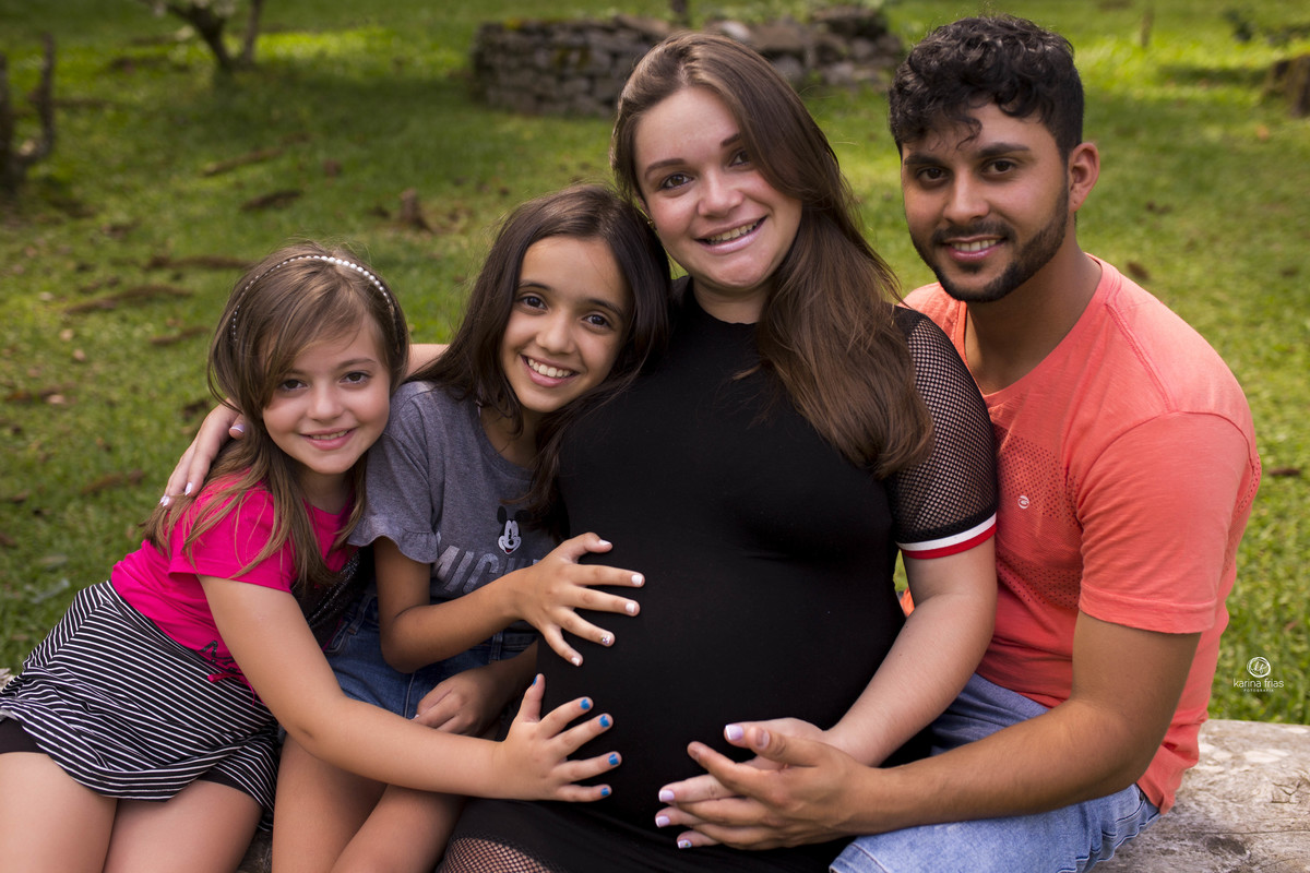 a familia sorri no ensaio de gestante externo