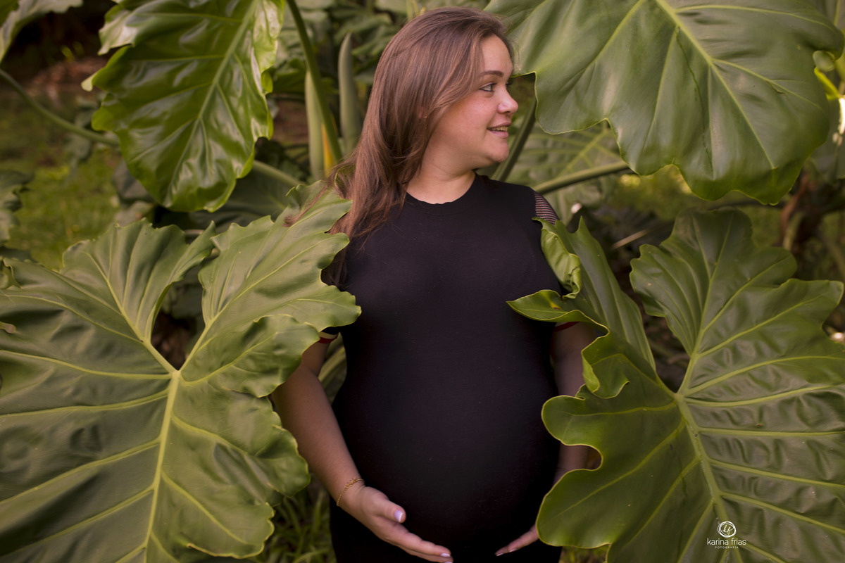 a gestante olha para o lado durante as fotos externas