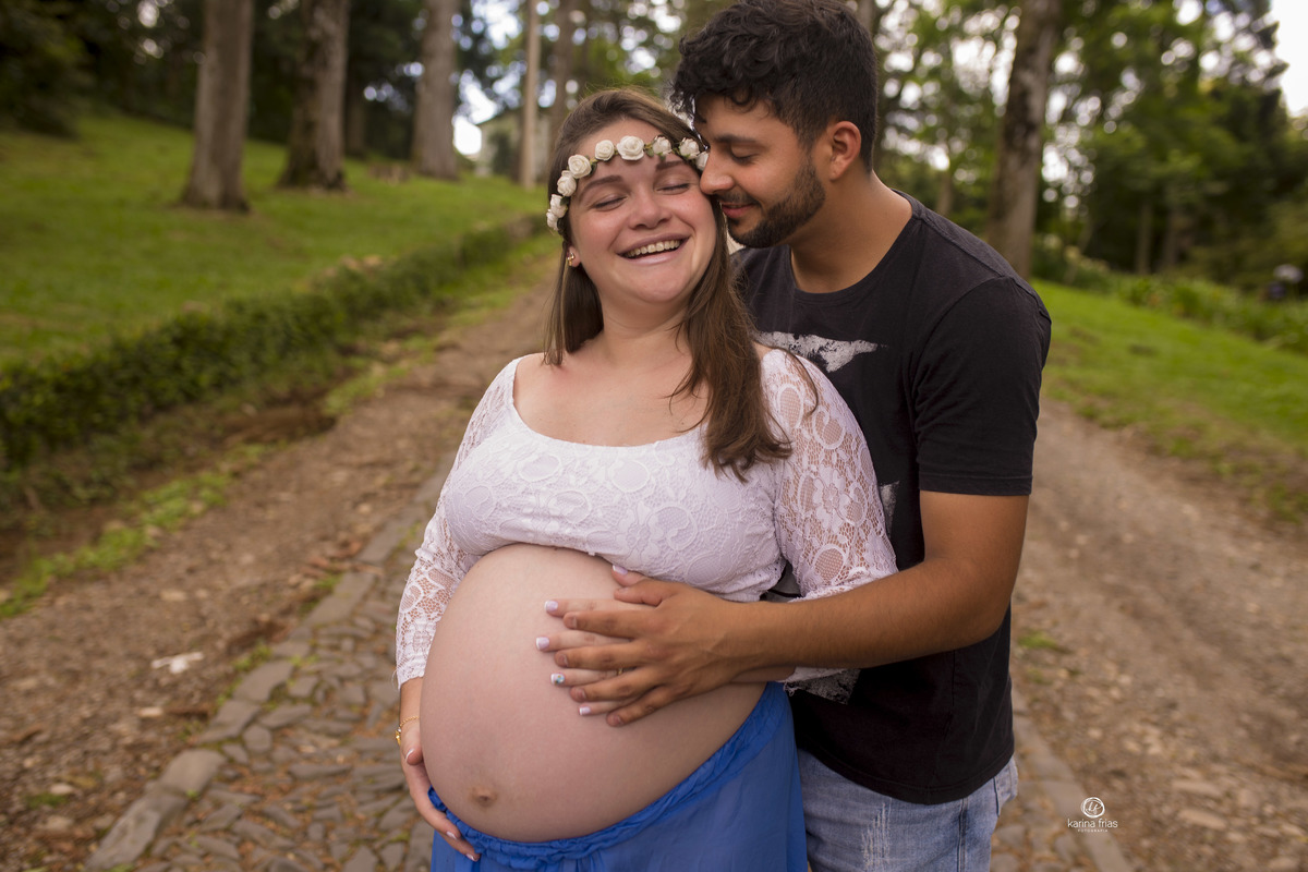os pais sorriem para a fotografa de familia de caxias do sul-rs, karina frias