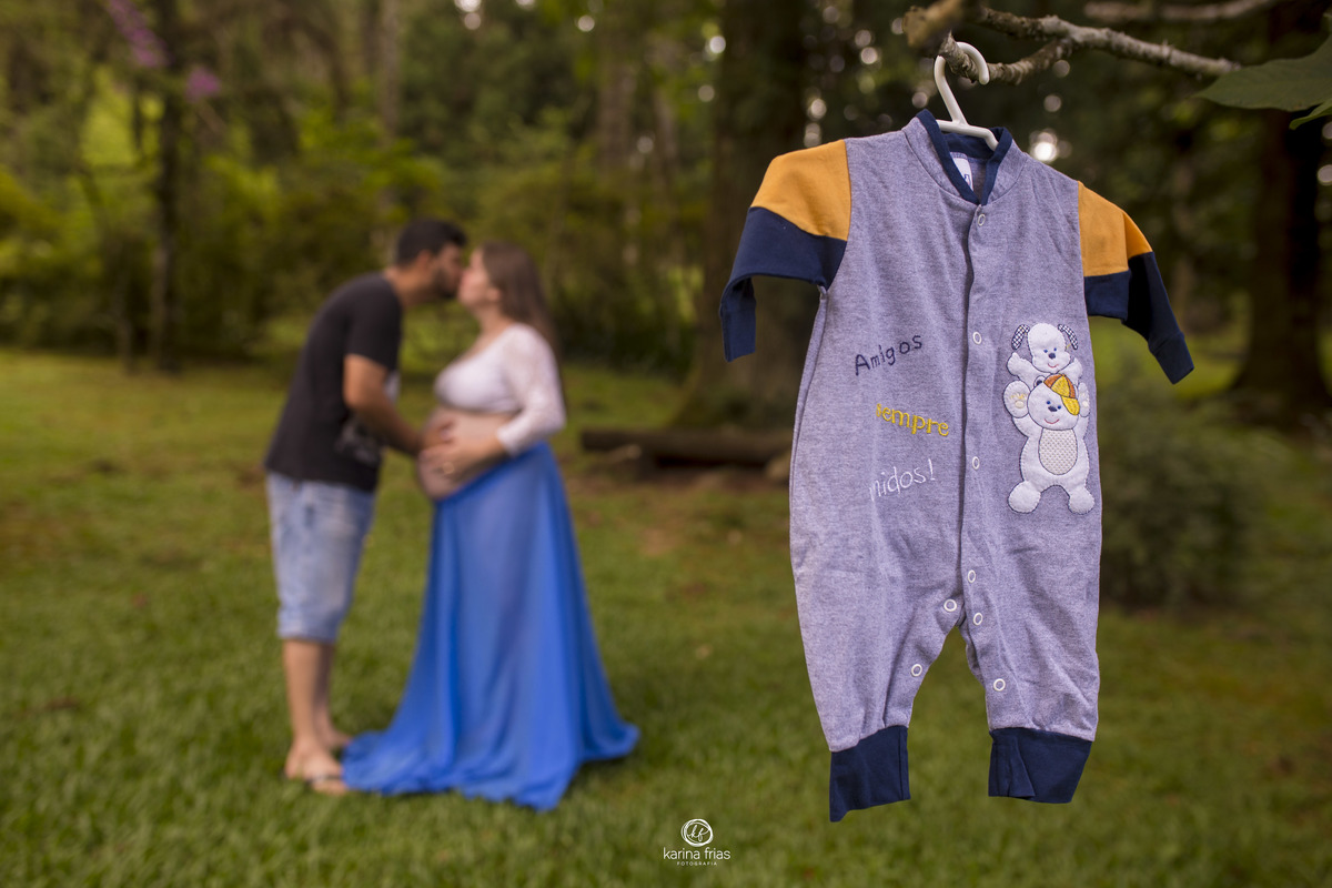 os pais estao ao fundo e a roupa do bebe na frente