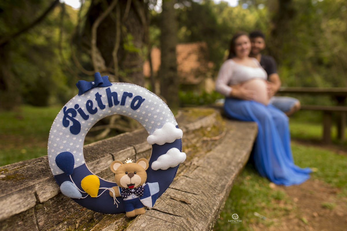 no ensaio externo de gestante levamos acessorios como letreiros