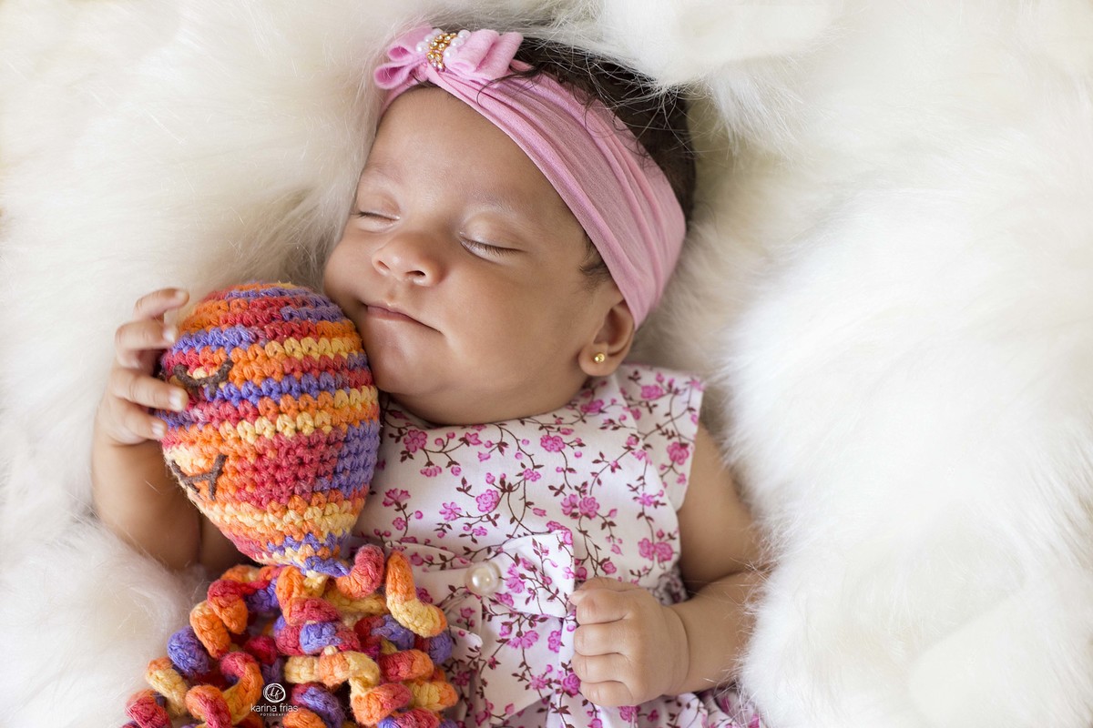 a bebe abraça o amiguinho durante ensaio