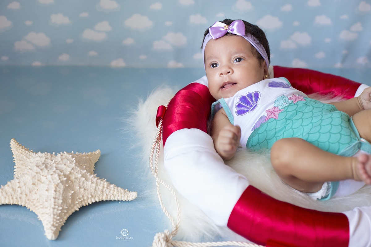 a bebe esta vestida de sereia 