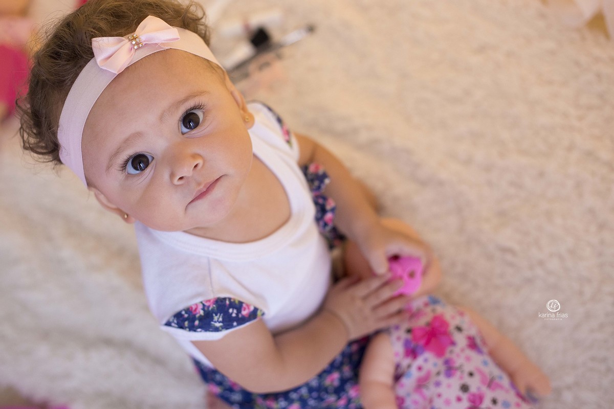 a bebe olha para a fotografa de familia de caxias do sul, karina frias