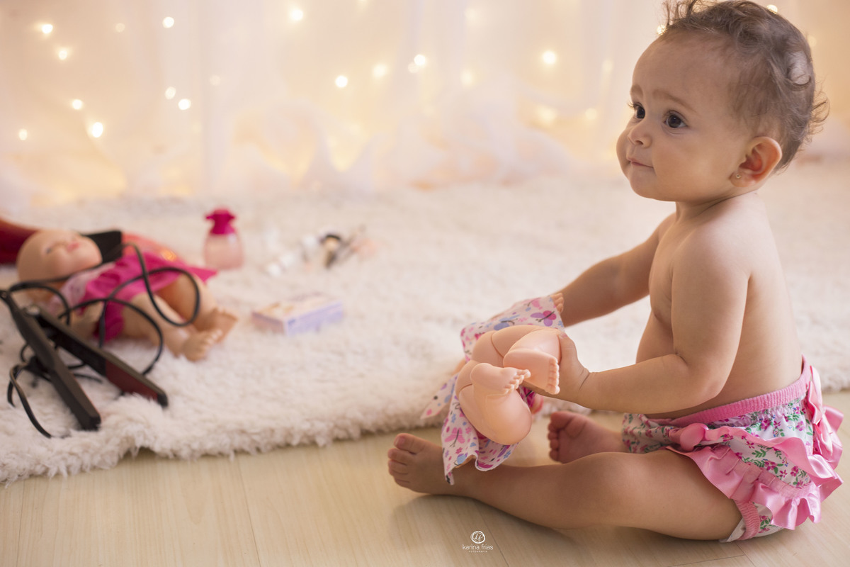 a ebbe esta brincando com a boneca durante as fotos
