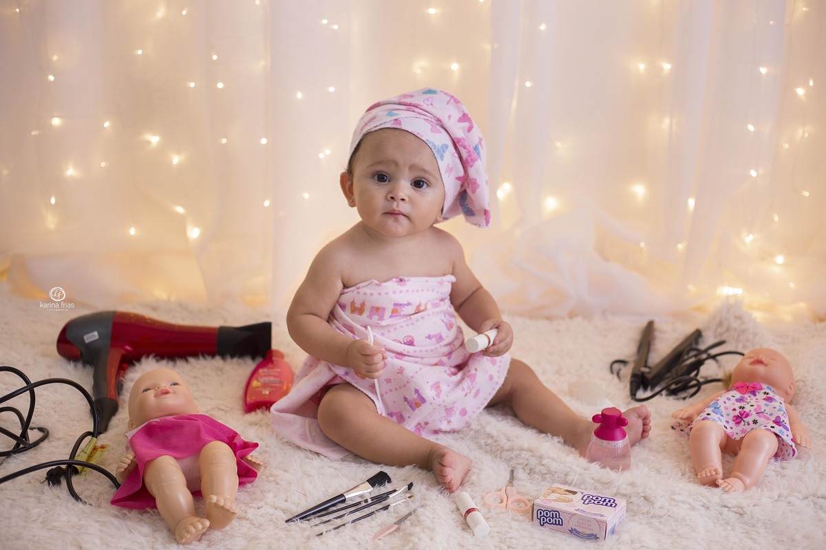 a bebe posa em cenario de beleza no acompanhamento mensal