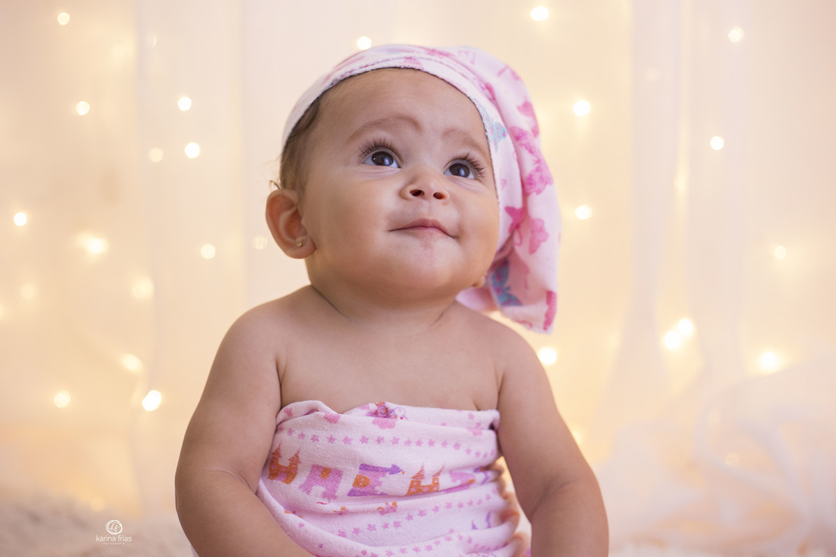 a bebe olha para os pais