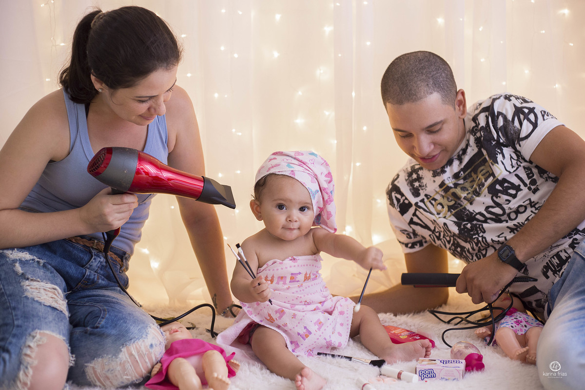 a mae finge secar o cabelo da bebe no ensaio infantil