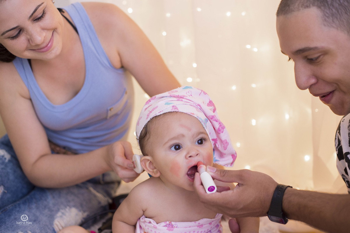 a bebe passa batom durante ensaio
