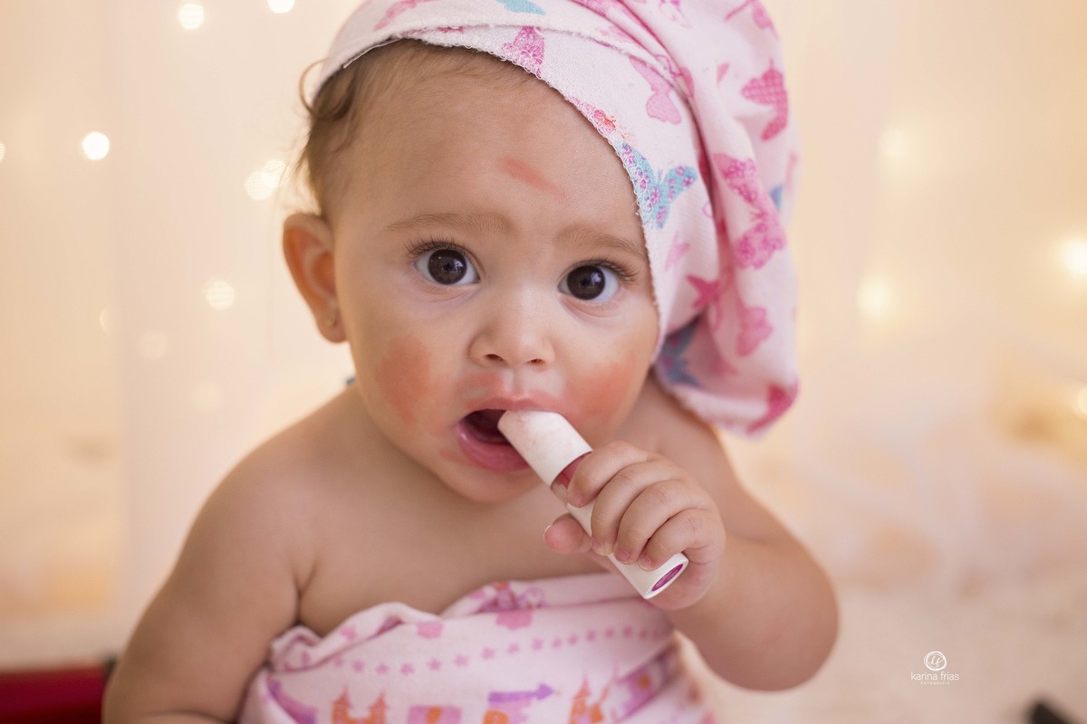 no ensaio de acompanhamento mensal de bebes, a modelo se suja