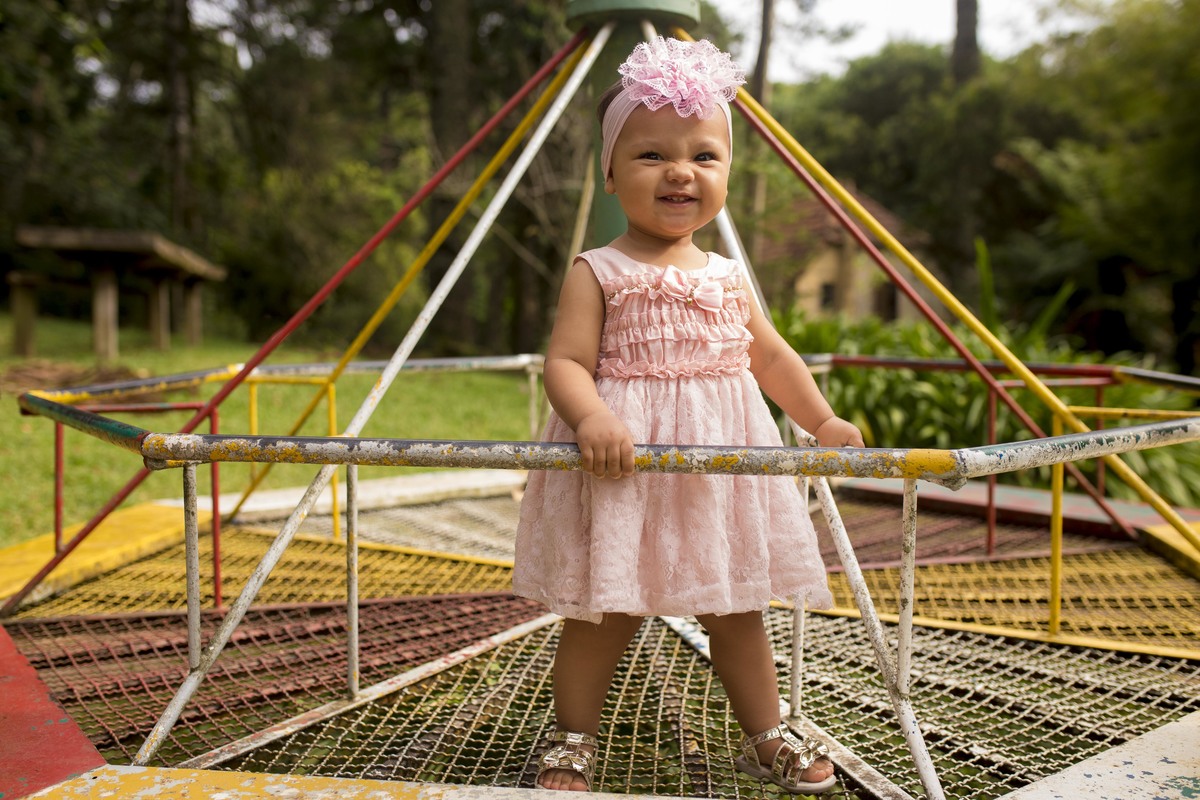 A MENINA ESTA BRINCANDO ENQUANTO A FOTOGRAFA DE FAMILIA DE CAXIAS DO SUL, KARINA FRIAS, CLICA O MOMENTO
