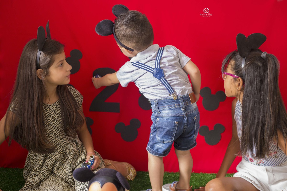 no ensaio infantil de estudio, o menino tenta arrancar a decoração