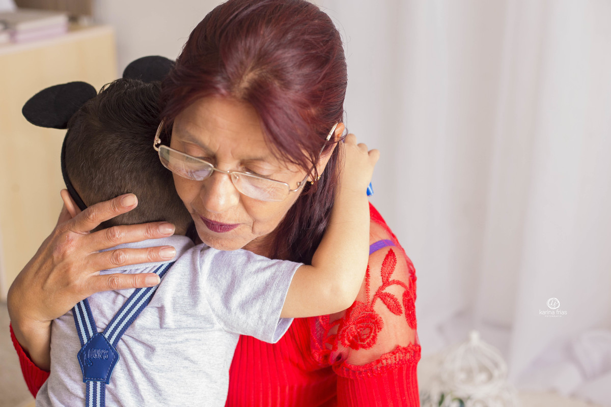 a avó acalenta o neto