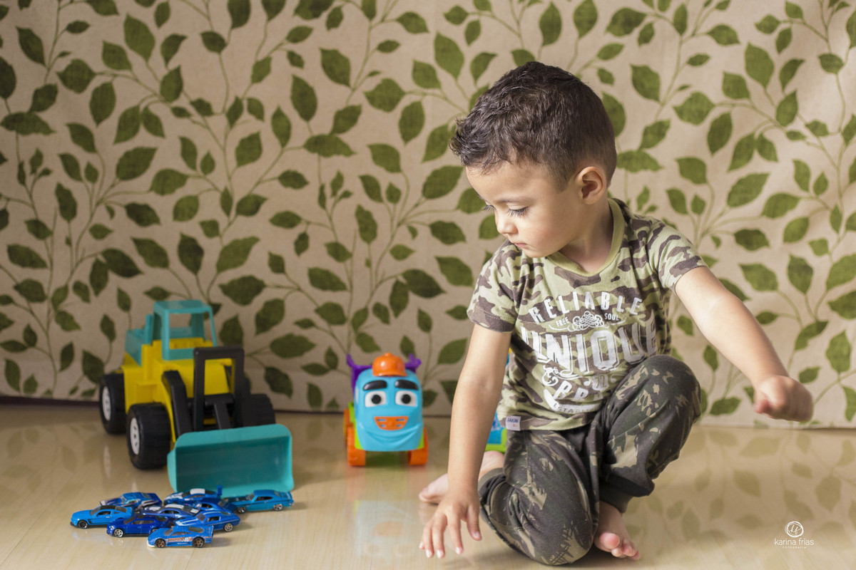o menino esta brincando enquanto a fotografa de familia de caxias do sul, karina frias, registra o momento