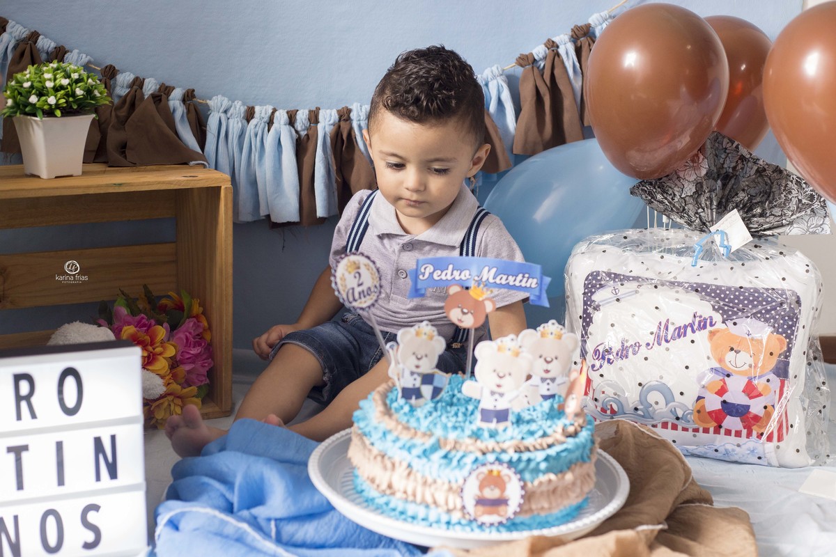 o menino esta descobrindo o bolo no ensaio smash the cake