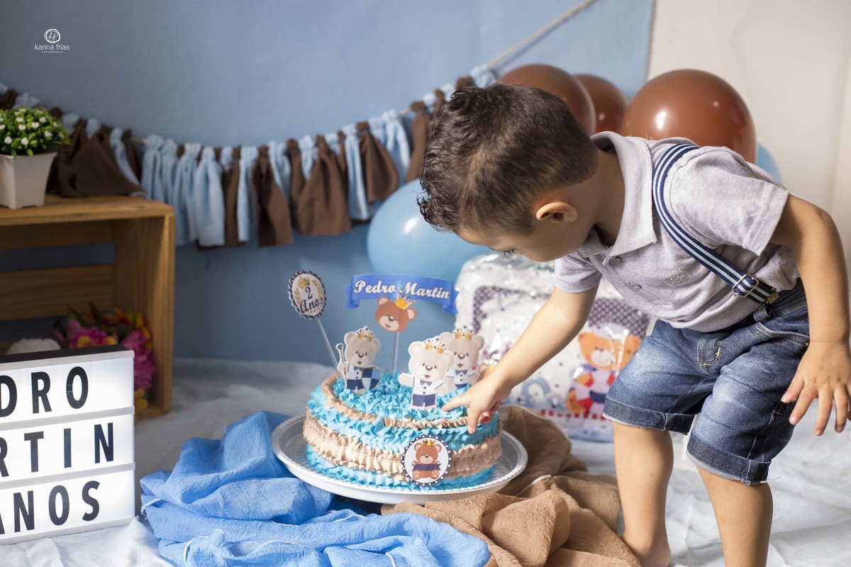 o menino mexe no bolo no ensaio smash