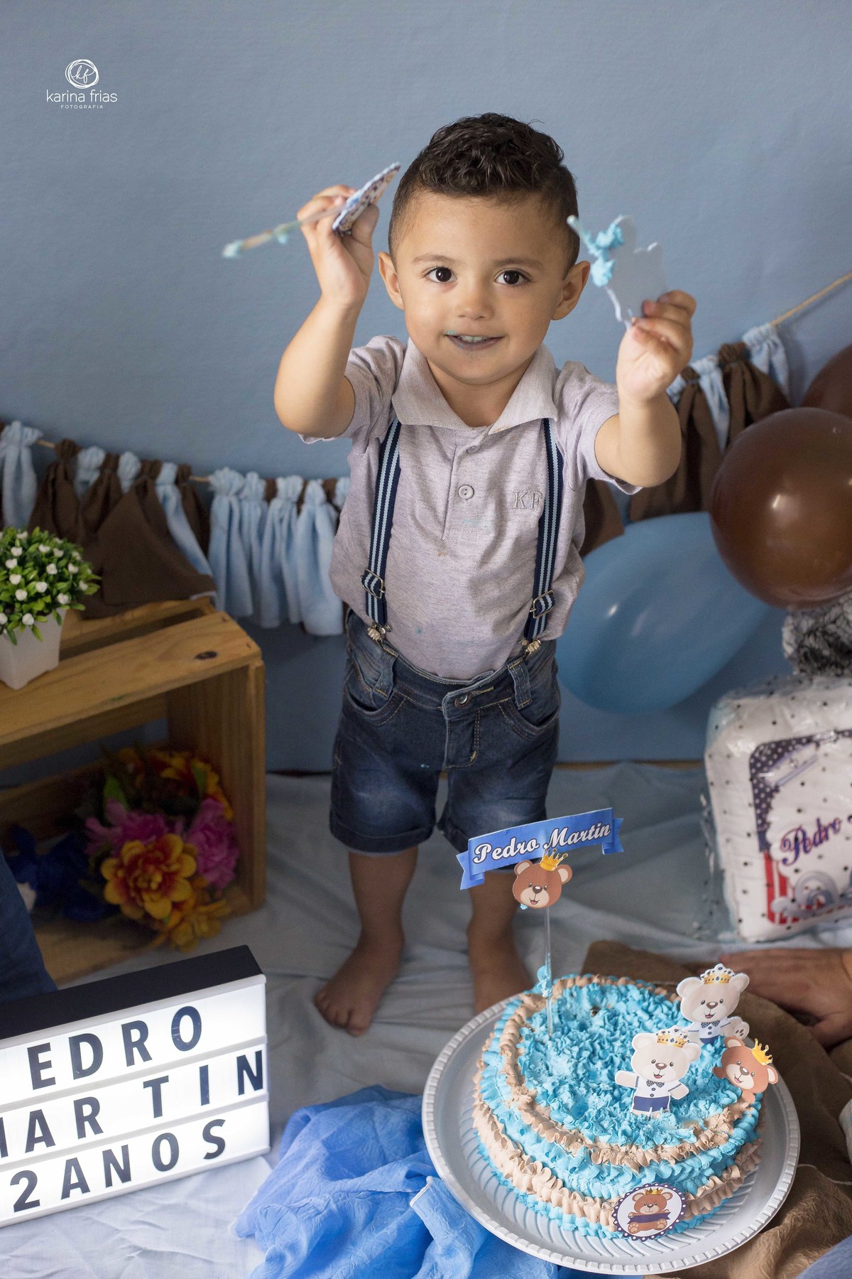 o menino sorri para as lentes da fotografa de familia, karina frias