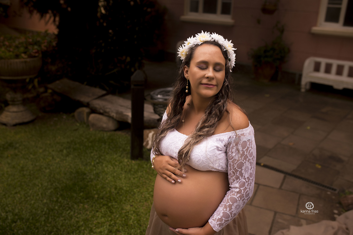 a gestante sente a barriga no ensaio externo