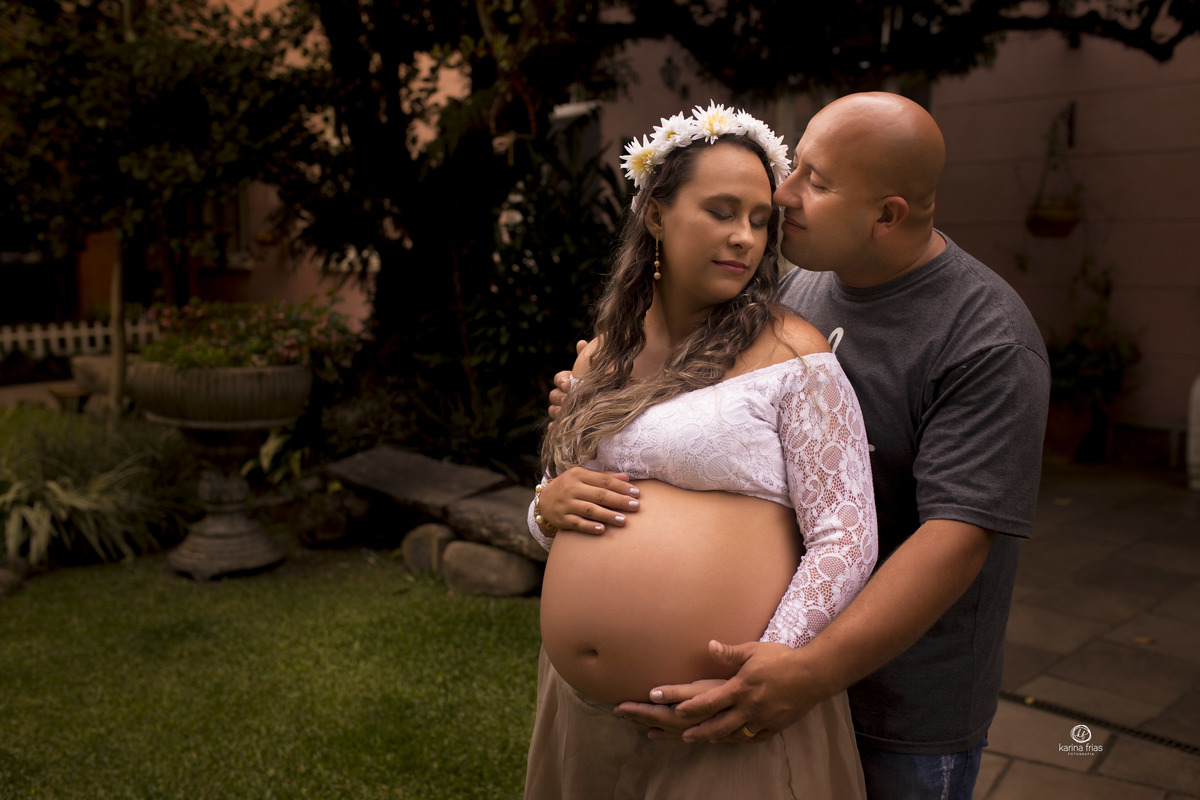 os pais trocam carinhos na sessão de gestante