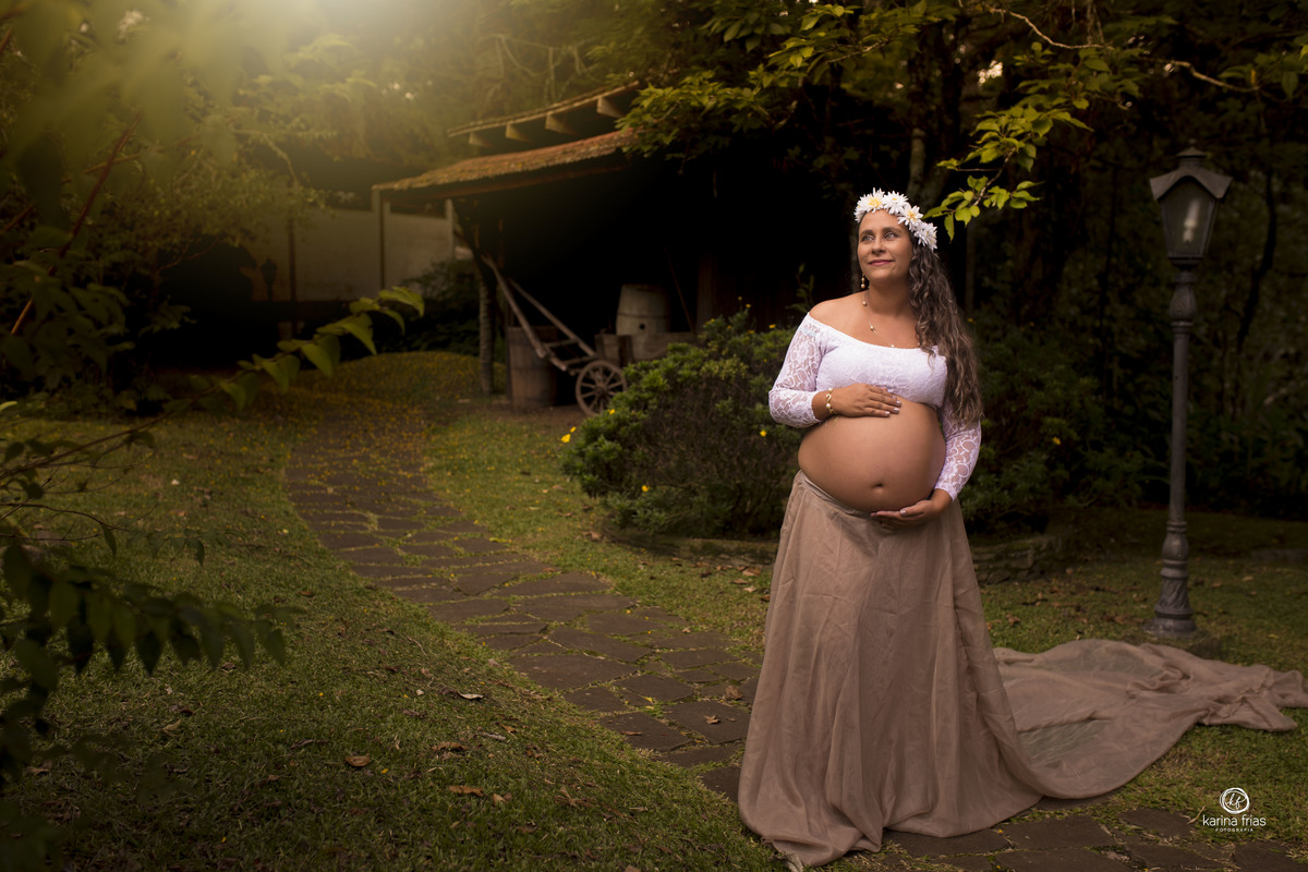 no ensaio de gestante a modelo segura a barriga