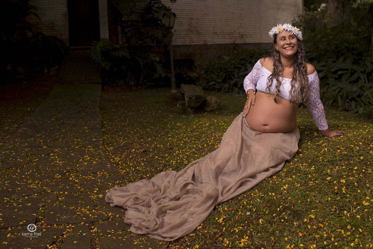 a gestante sorri no ensaio externo