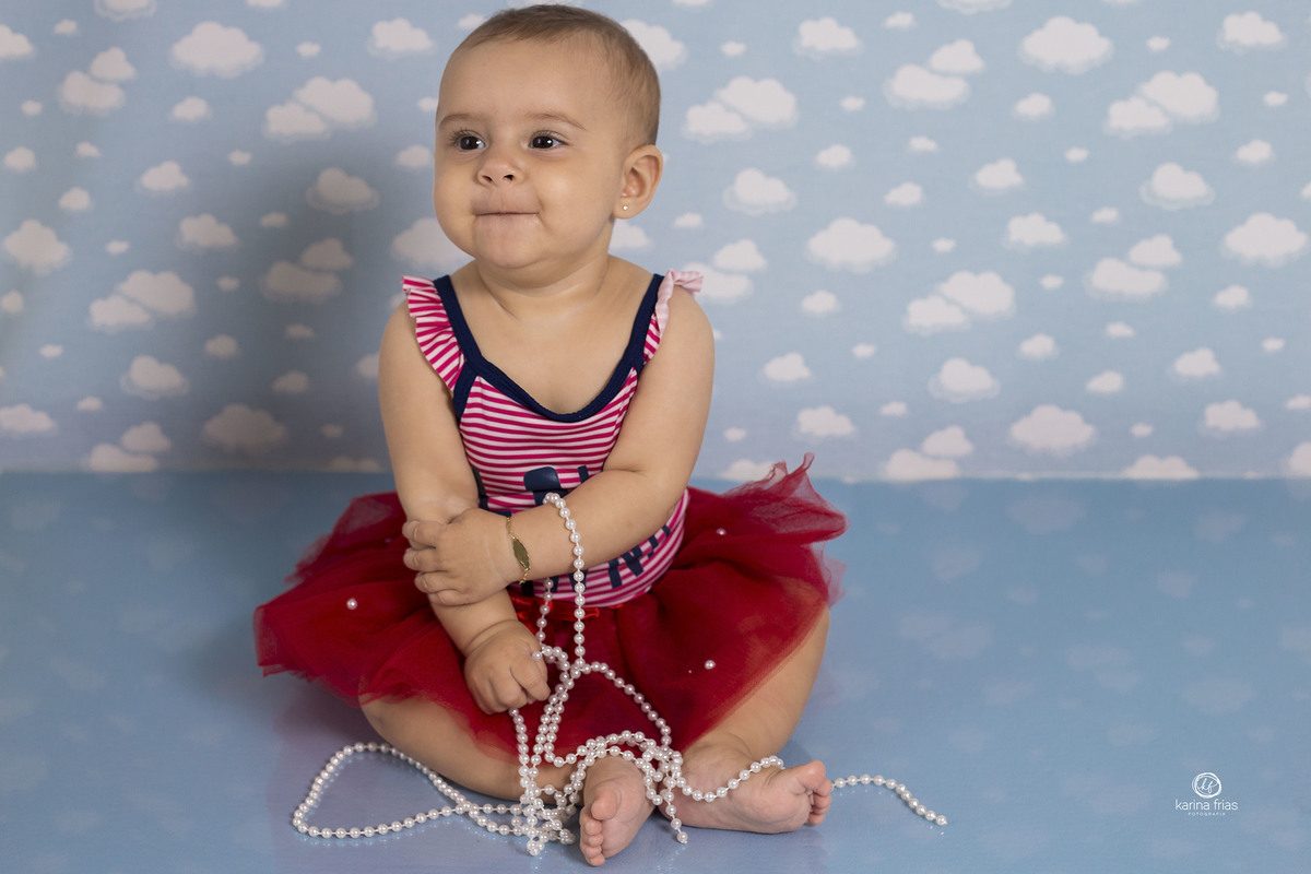 a bebe sorri na sessão em estudio