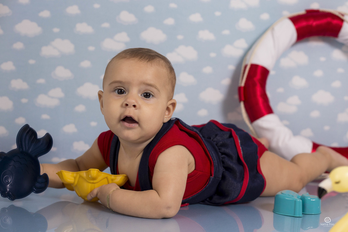 no acompanhamento mensal a menina brinca no cenario