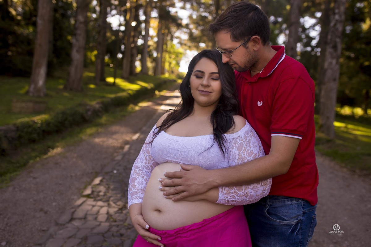 os pais se abraçam no ensaio externo