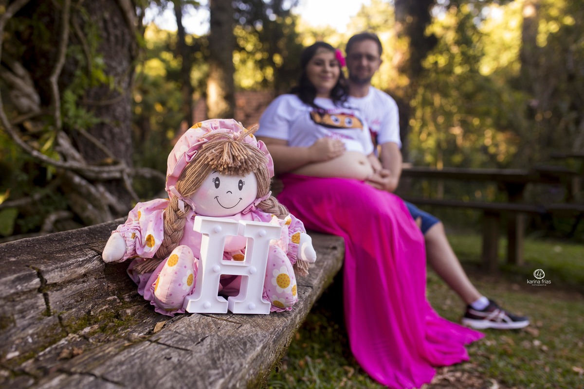 no ensaio externo de gestante levamos plaquinhas como acessorios