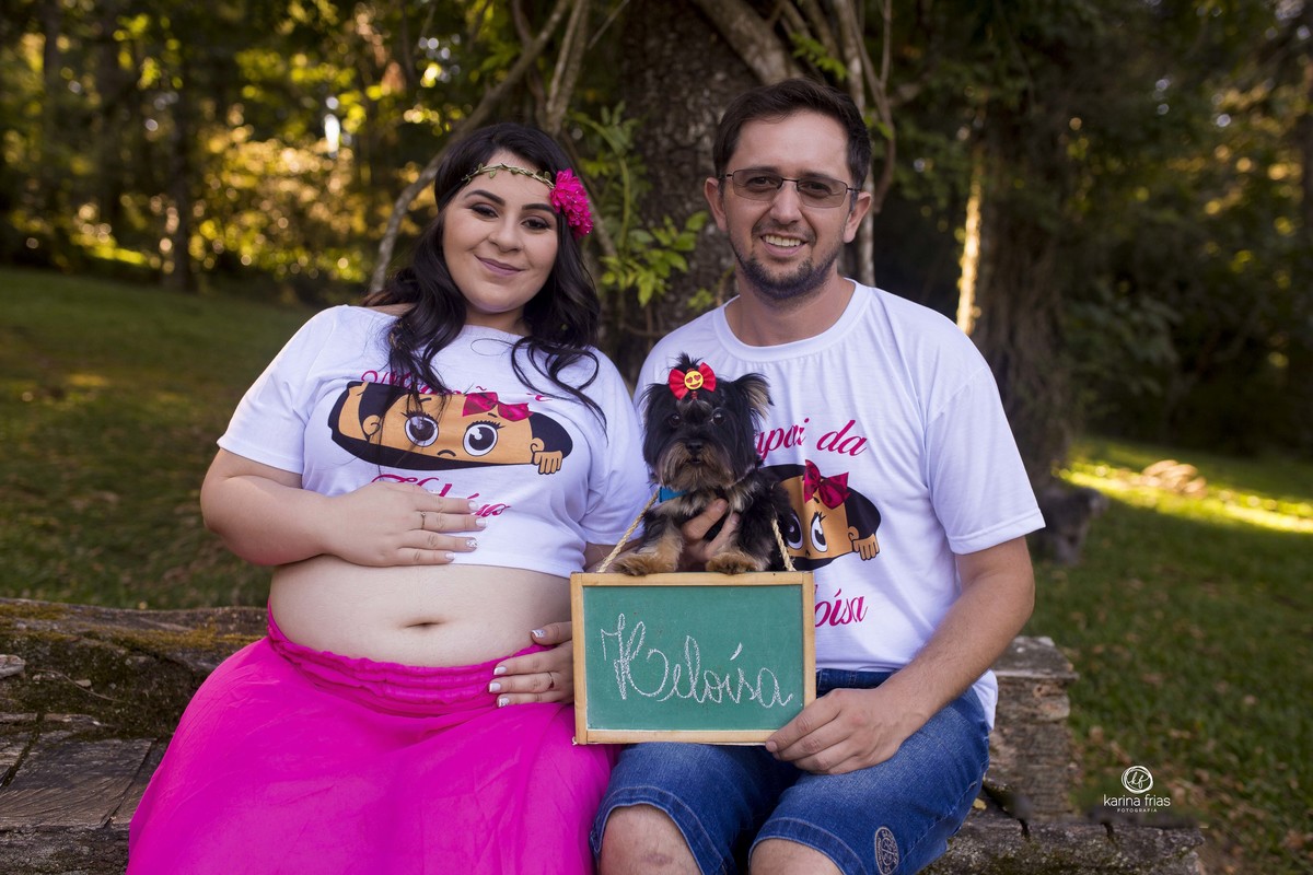 o cachorrinho segura a plaquinha no ensaio de gestante