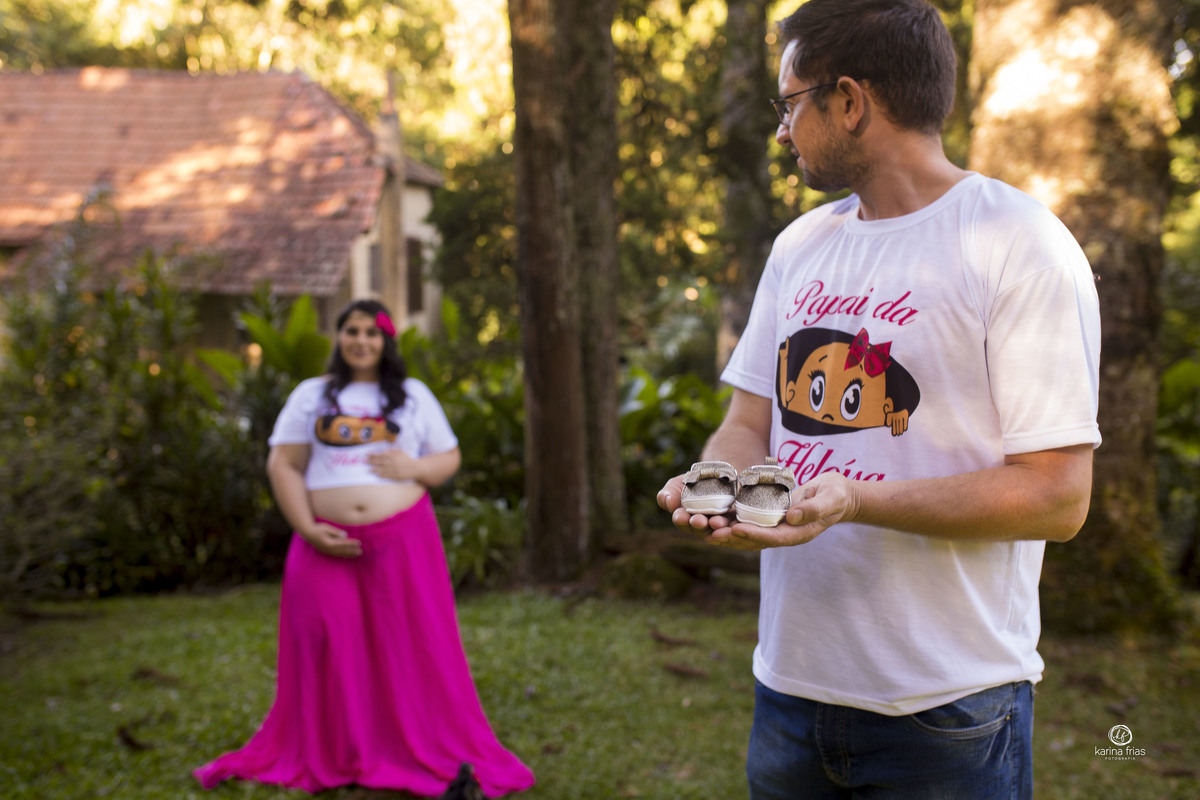 o pai segura o sapatinho no ensaio externo de gestante em caxias do sul - rs
