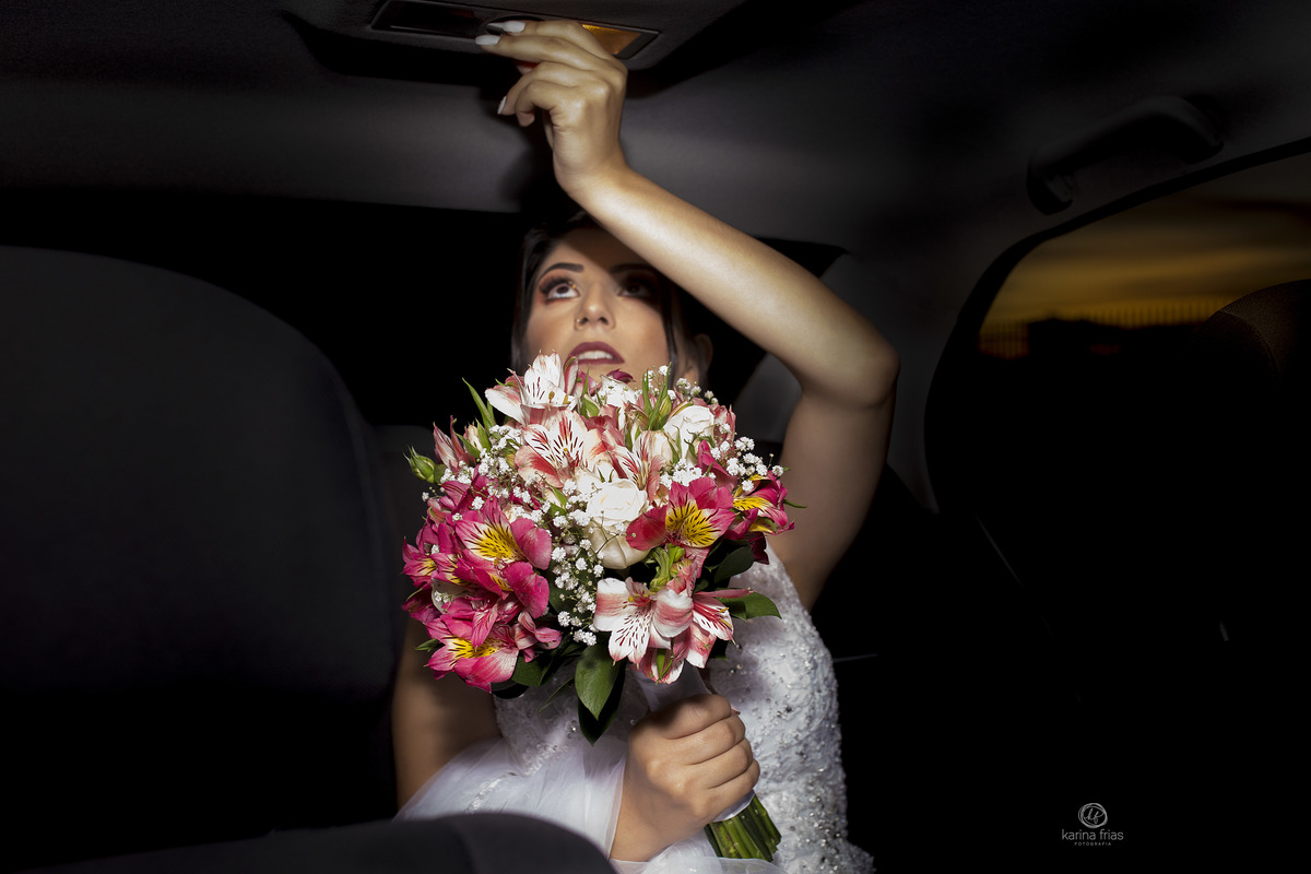 a noiva apaga a luz do carro