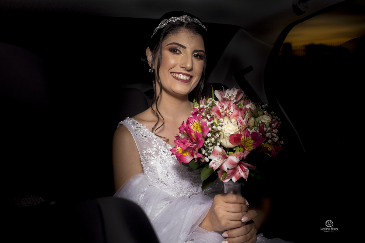 a noiva aguarda no carro