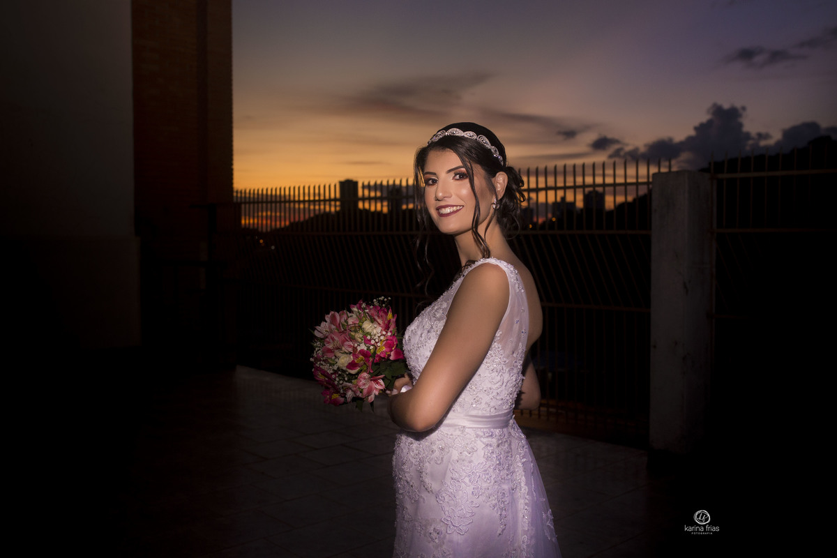 o por do sol aparece ao fundo na saida da noiva