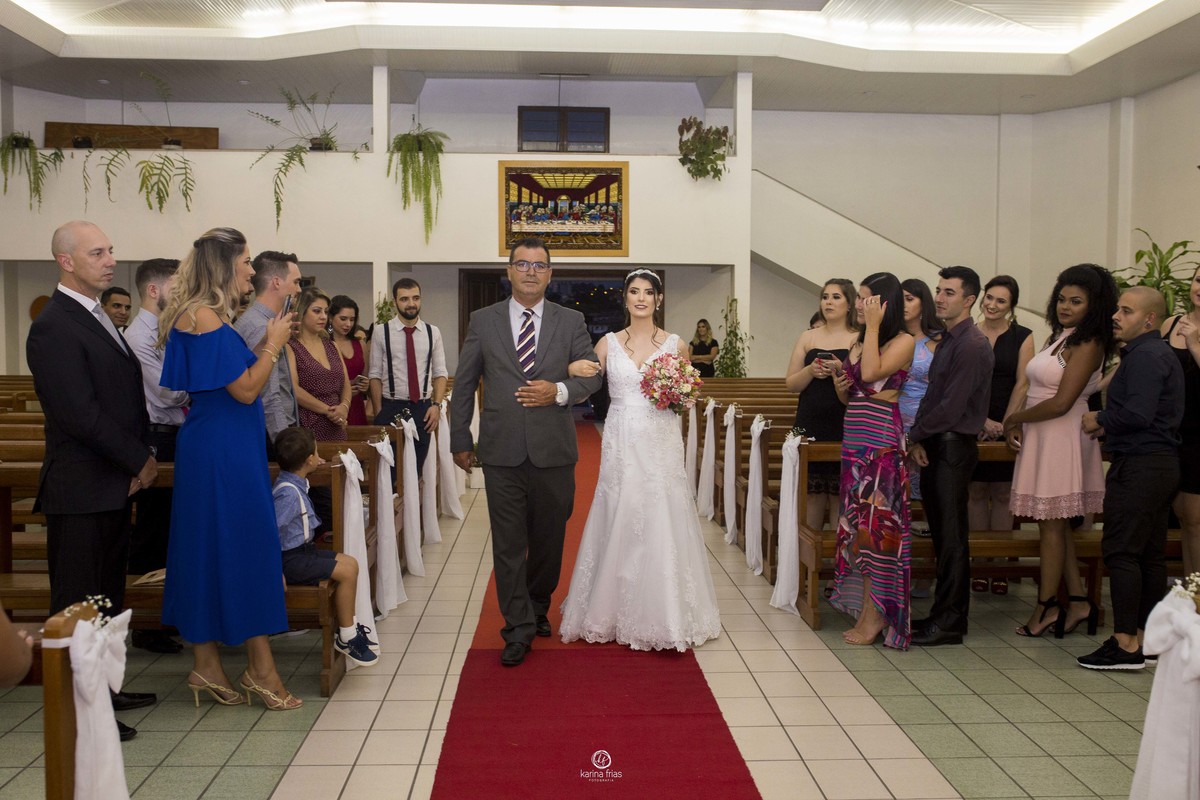 a noiva entra na igreja com seu pai