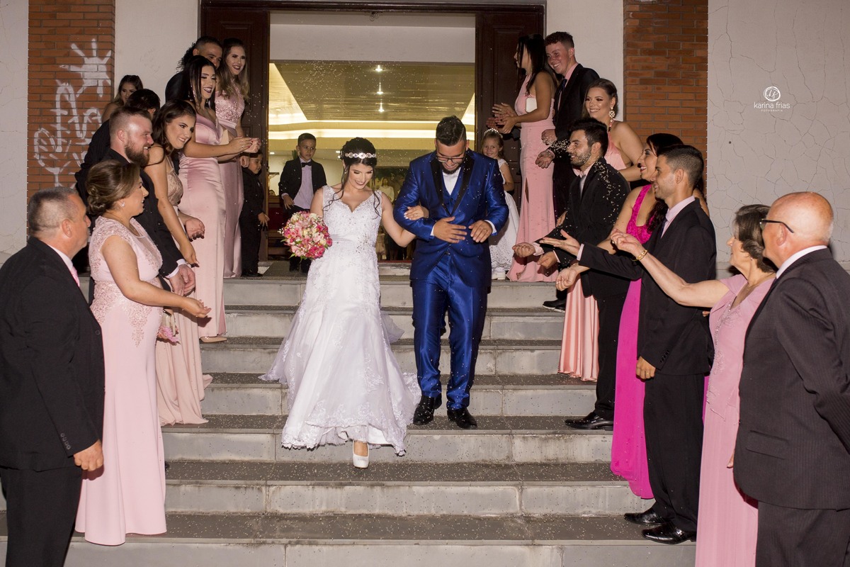 os noivos sao recebidos com chuva de arroz