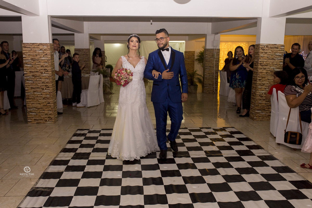 os noivos entram na festa