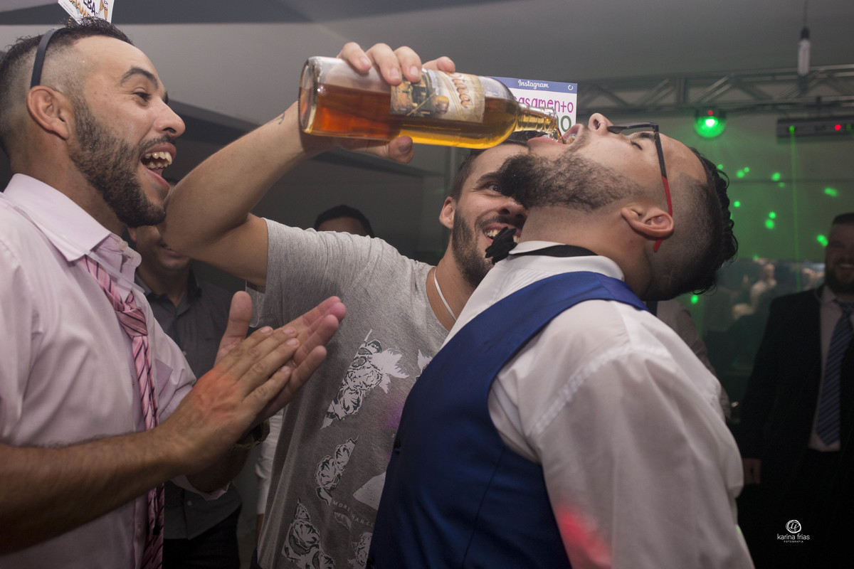 o noivo bebe na garrafa