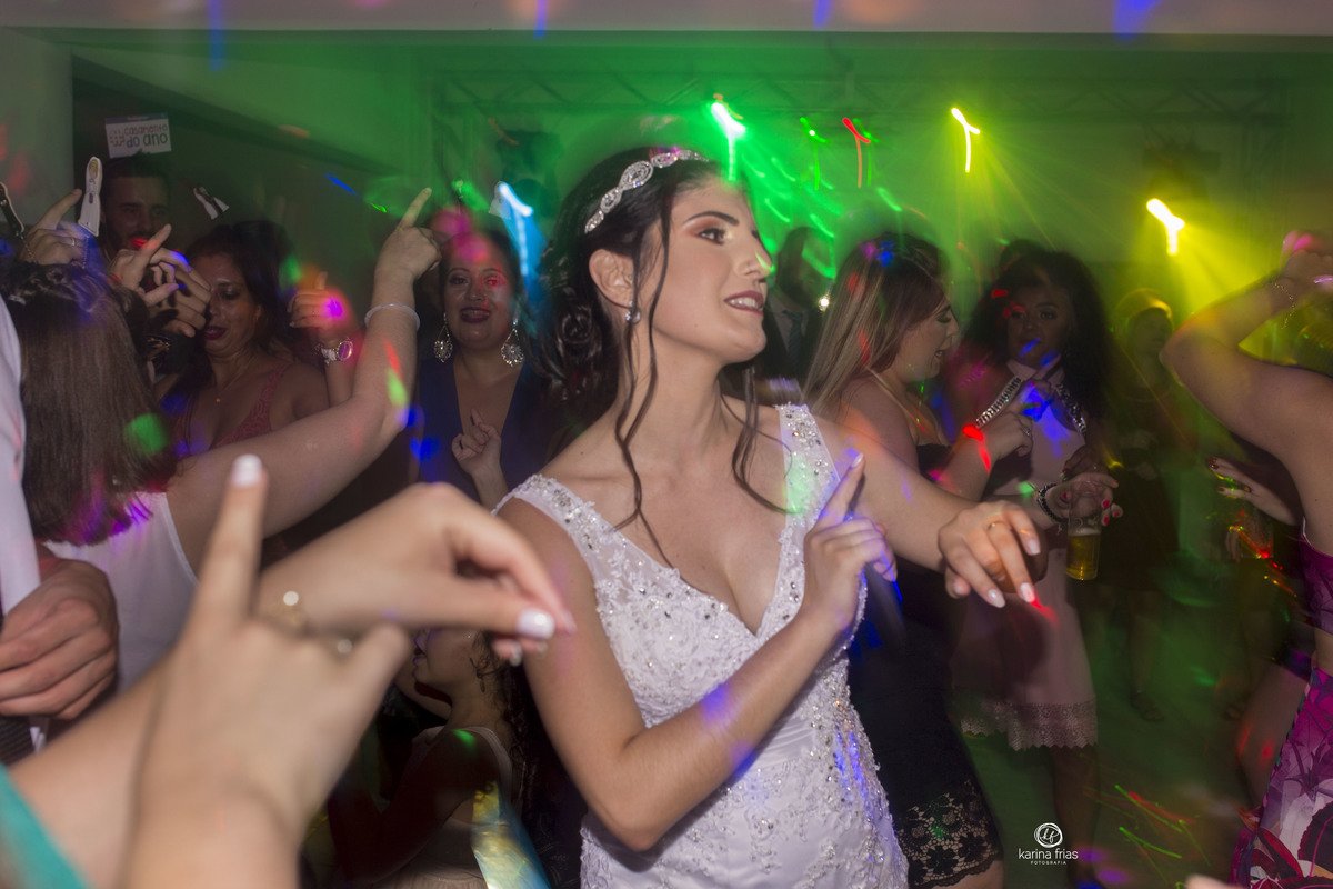 a noiva se diverte na sua festa de casamento
