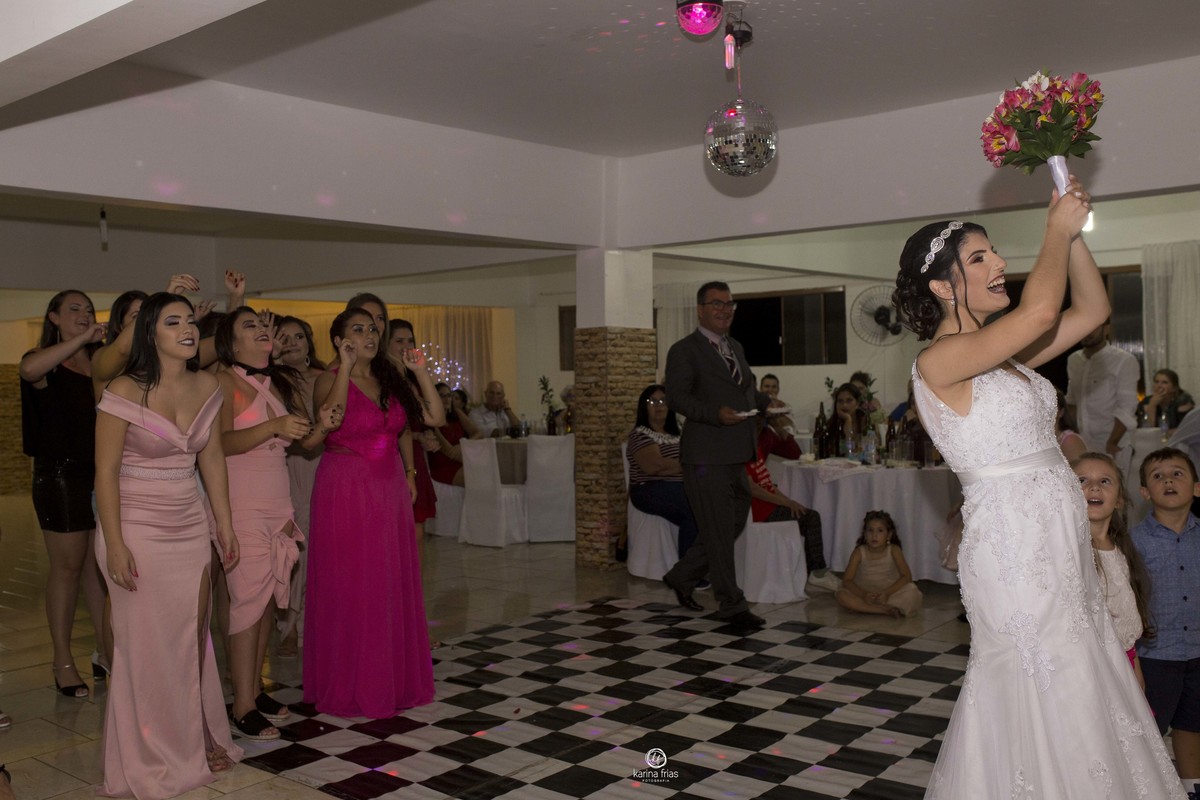 a noiva joga o buque