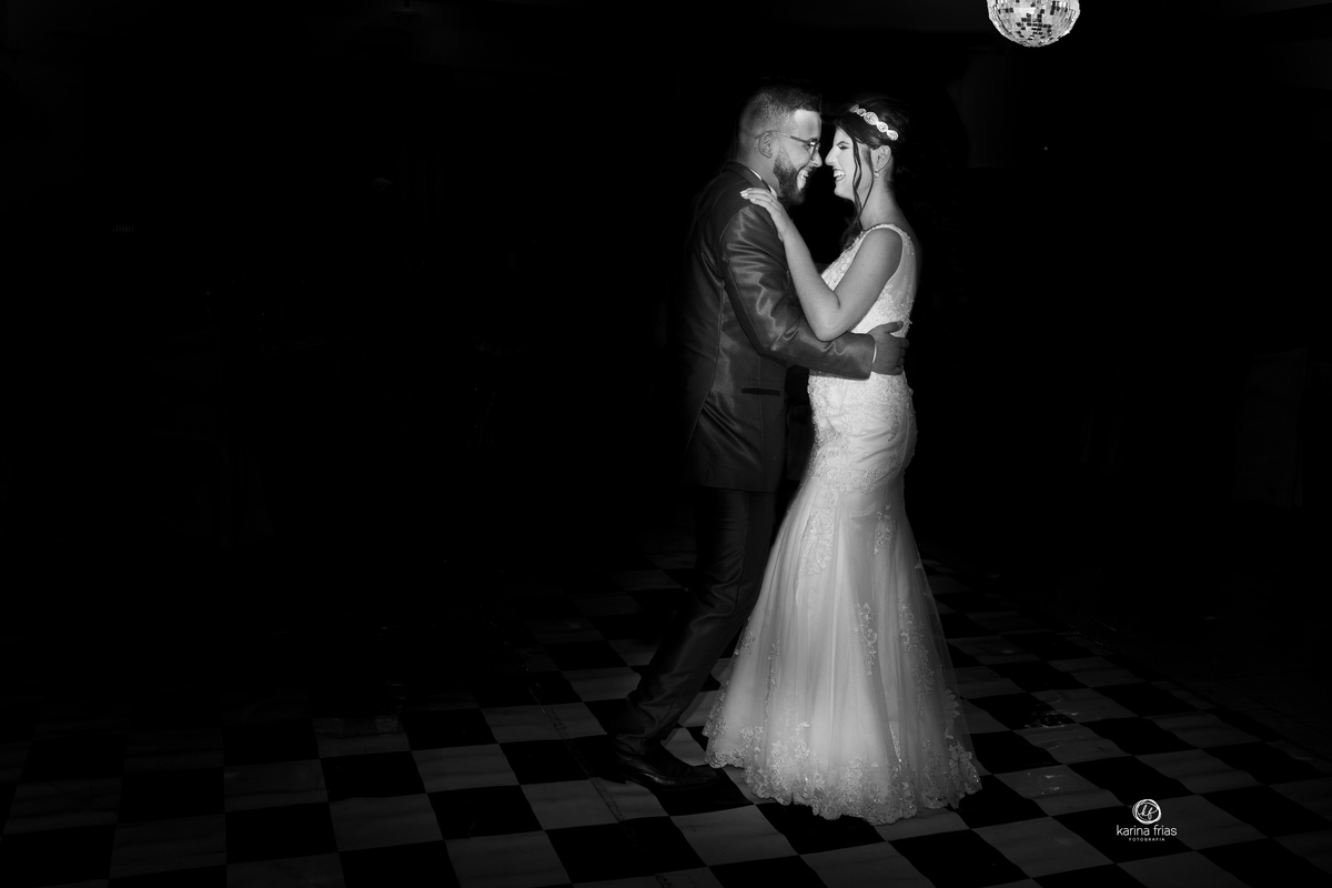 os noivos dançam na pista