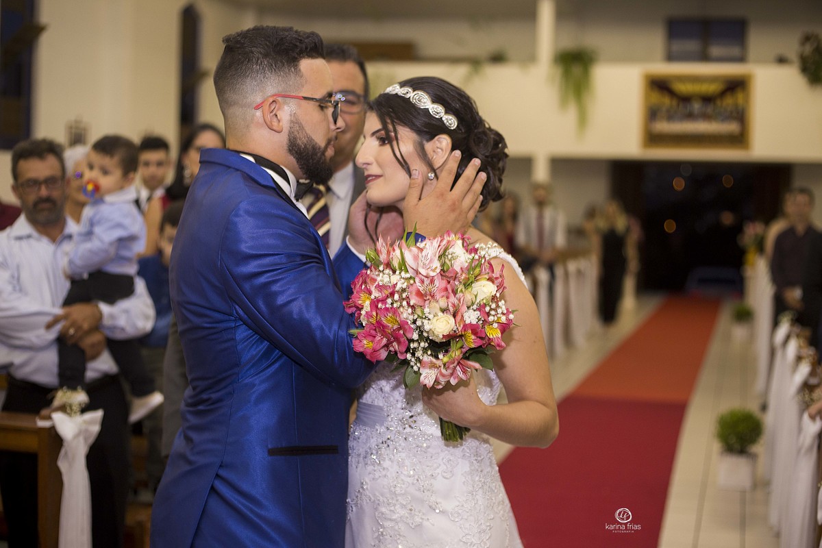 o noivo recebe a noiva no altar